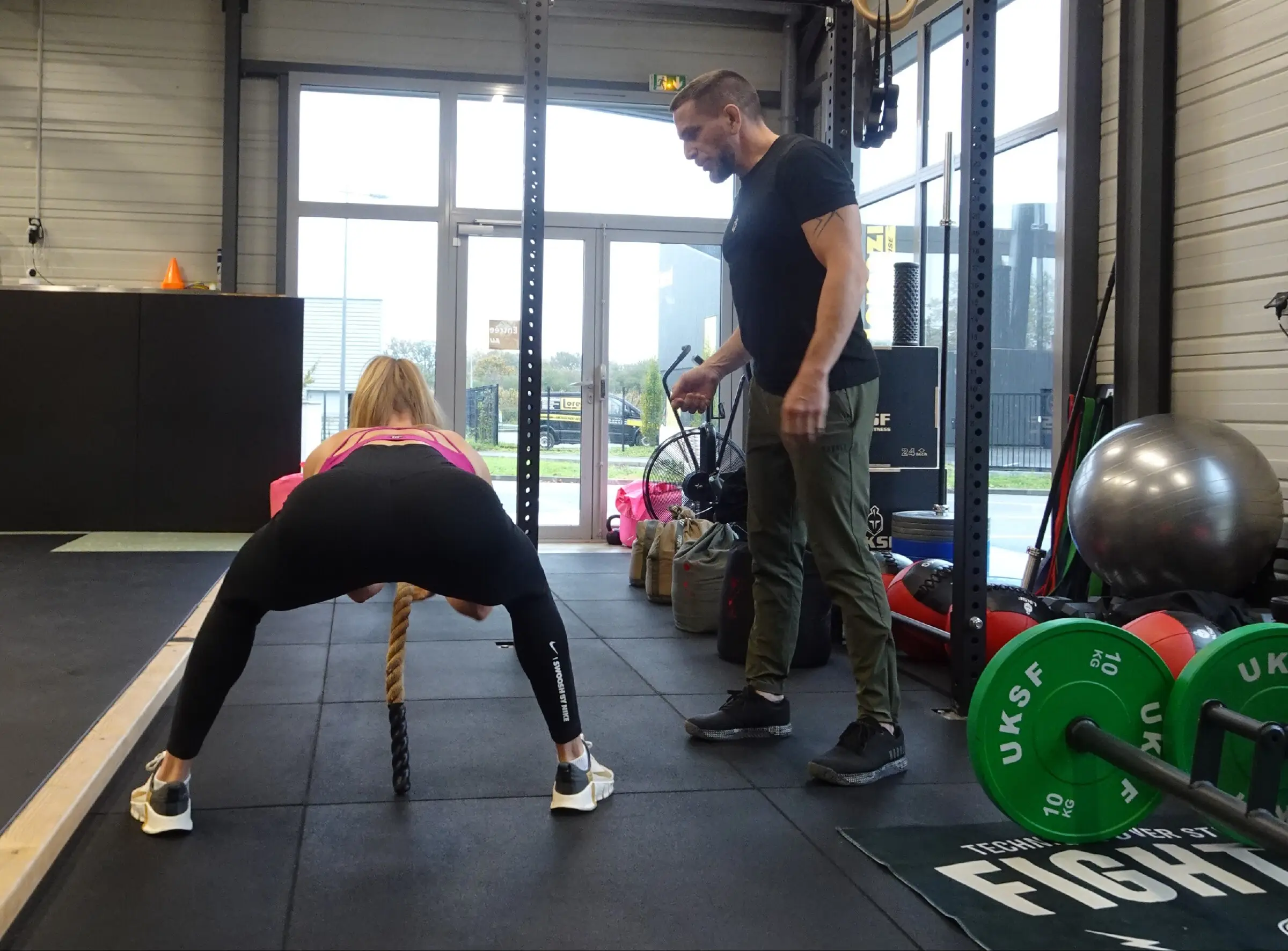 Coaching personnel : le coach observe une pratiquante pendant un exercice à la corde.