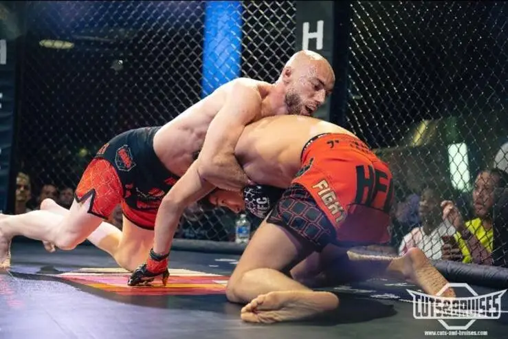 Combat de MMA en cage.