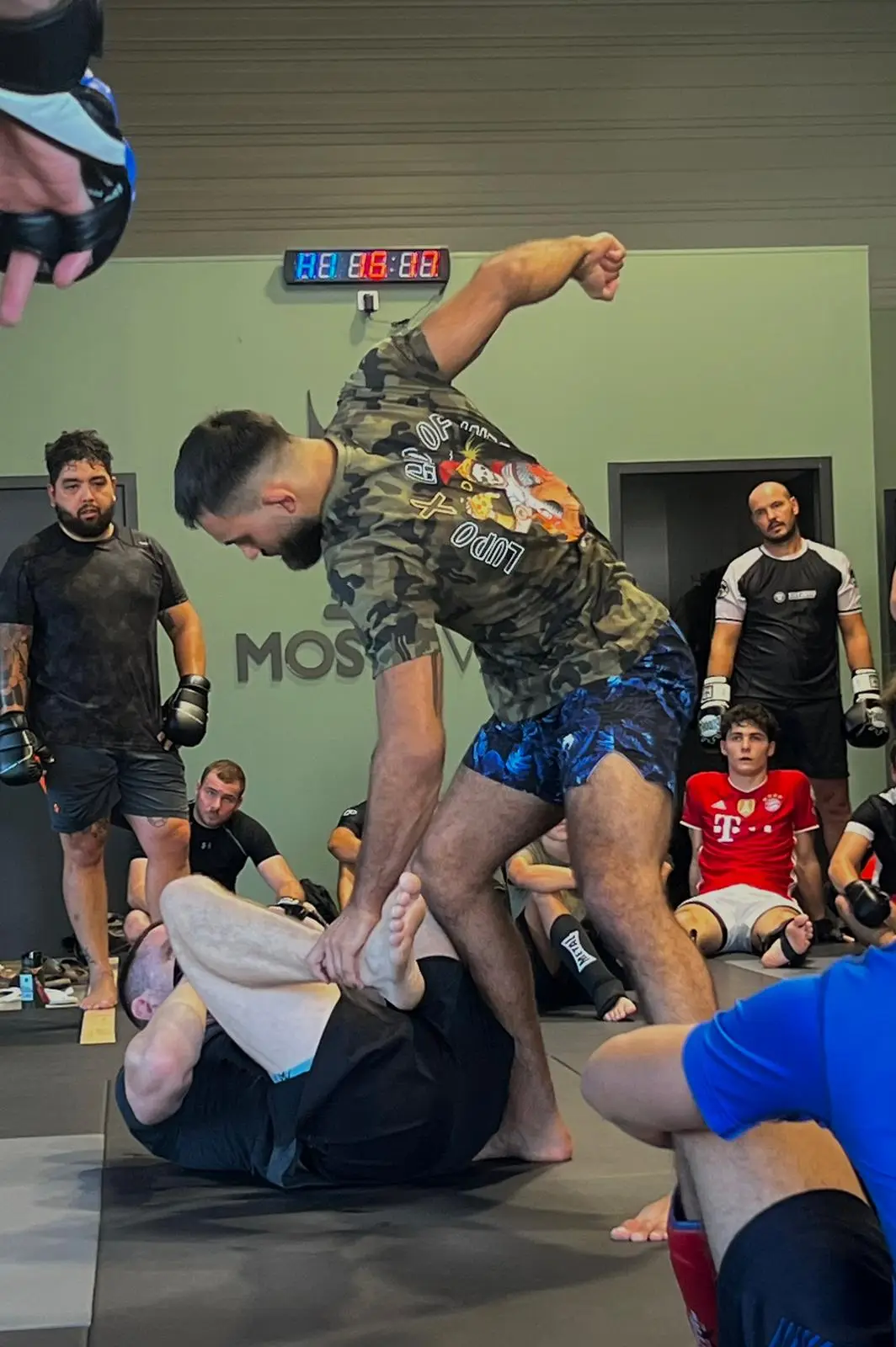 Entraînement de MMA à BJJ Spirit, le coach au-dessus d’un pratiquant au sol.