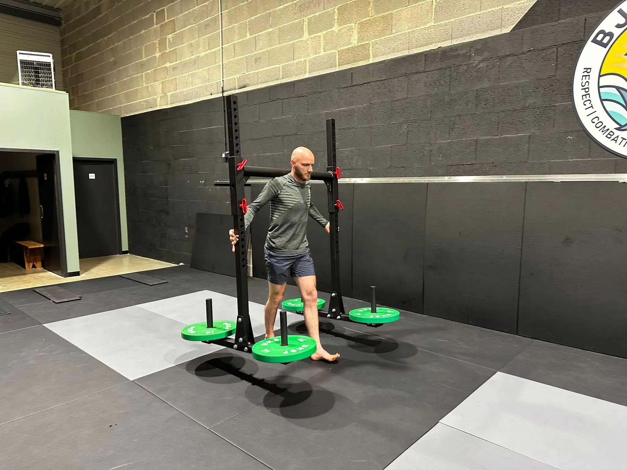 Pratiquant au portage lourd dans la zone de préparation physique du club.