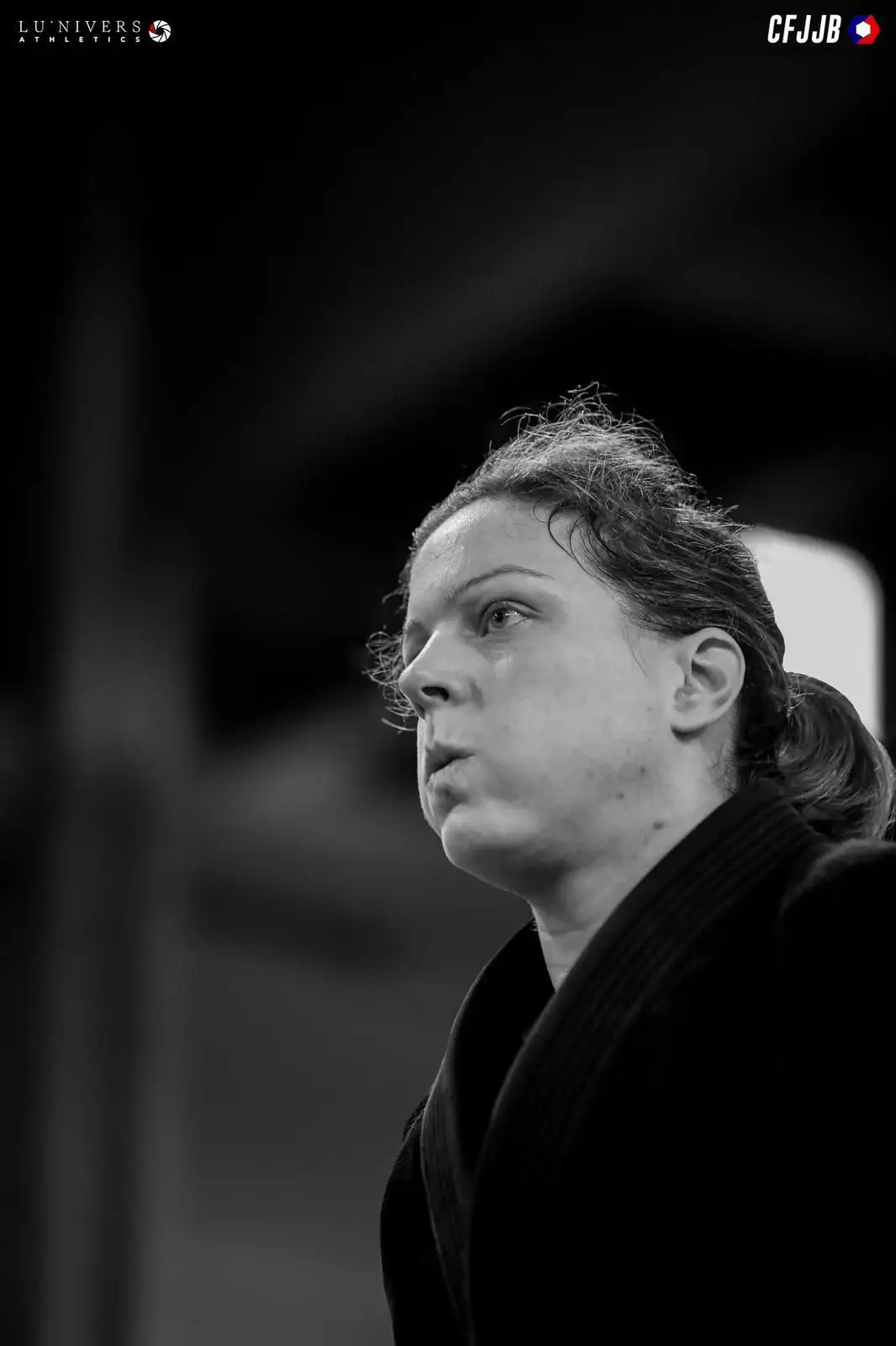 Corinne, coach de judo, portrait en noir et blanc.