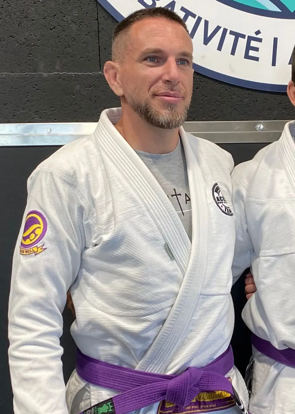 Jérémy, fondateur de BJJ Spirit, en kimono blanc, ceinture violette.