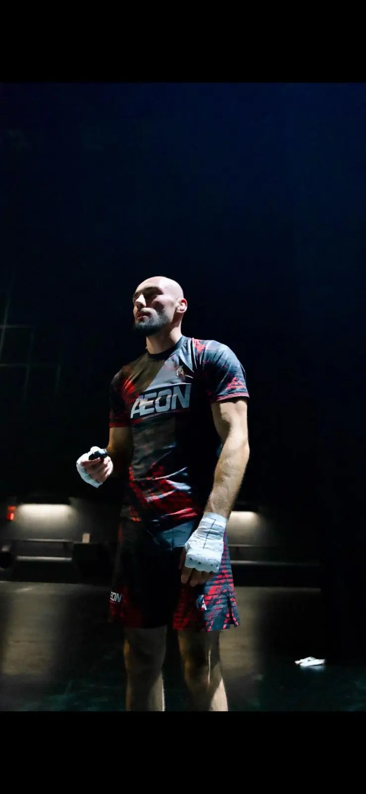 Johan, coach MMA, dans la cage avant un combat.
