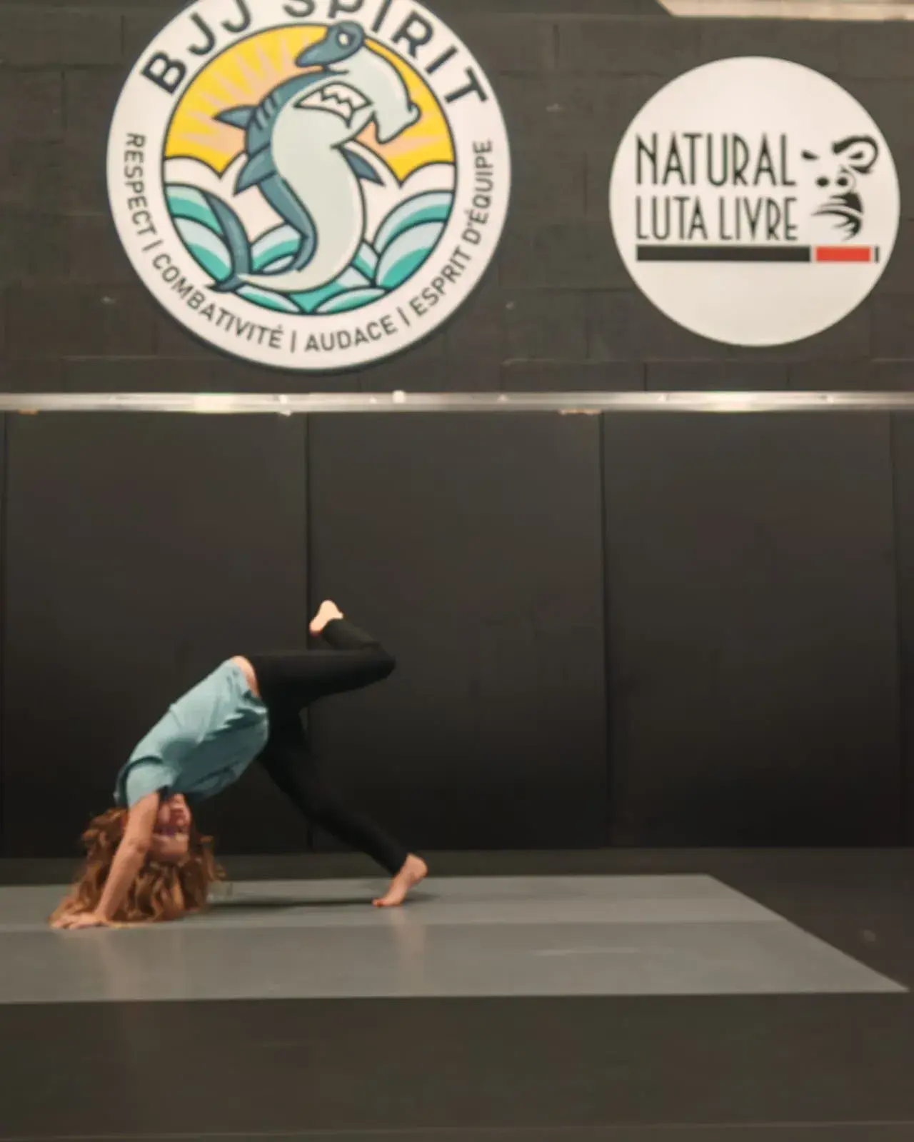 Une jeune pratiquante en mouvement d’Animal Flow.
