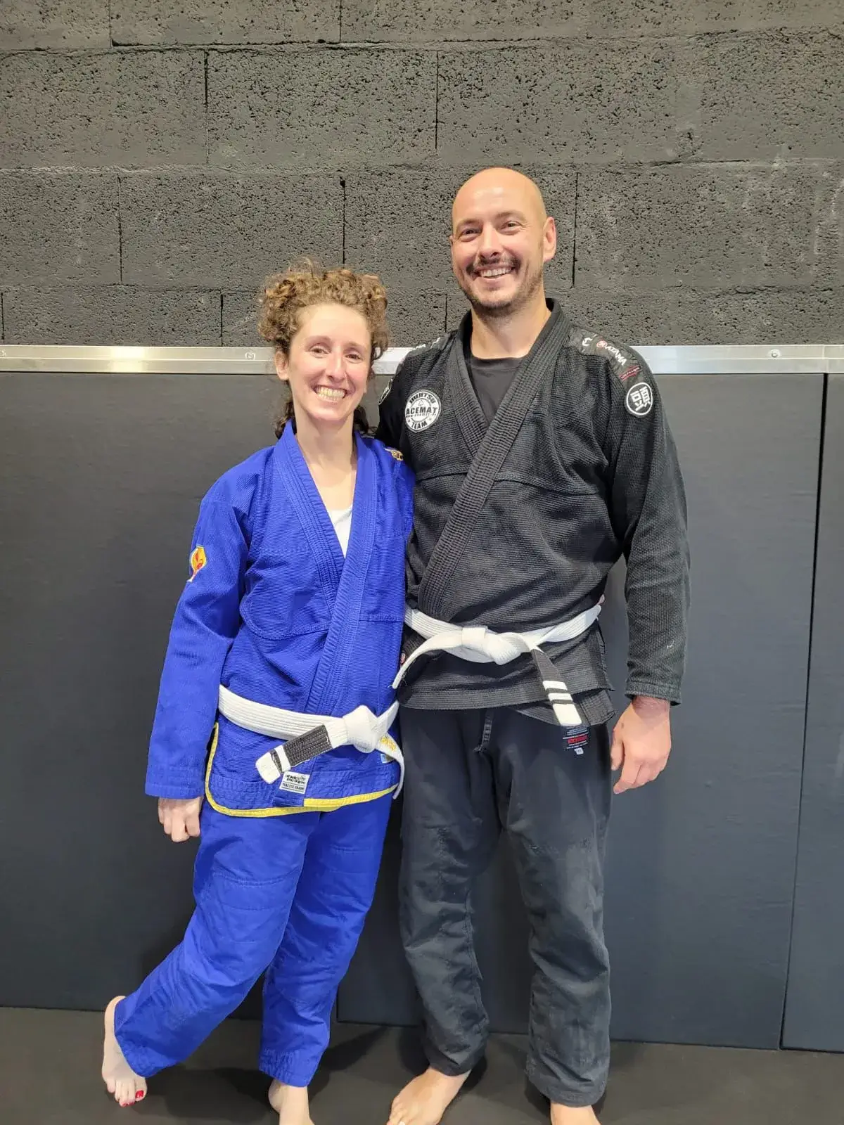 Une pratiquante et un coach en kimono.