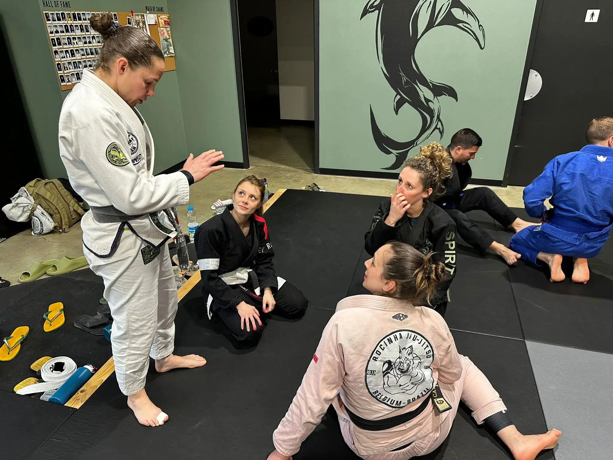 Cours de jiu-jitsu brésilien entre pratiquantes.