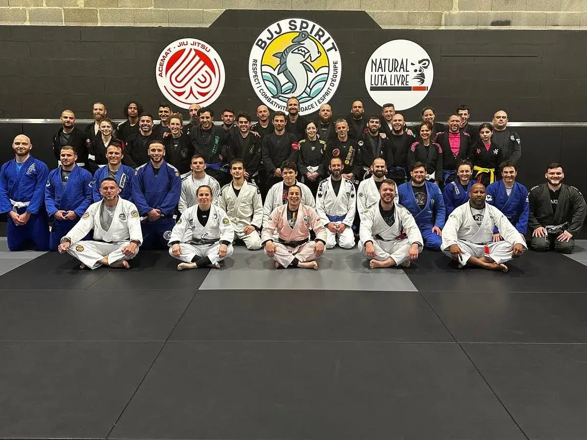 Grande photo de groupe en kimono sur le tapis.